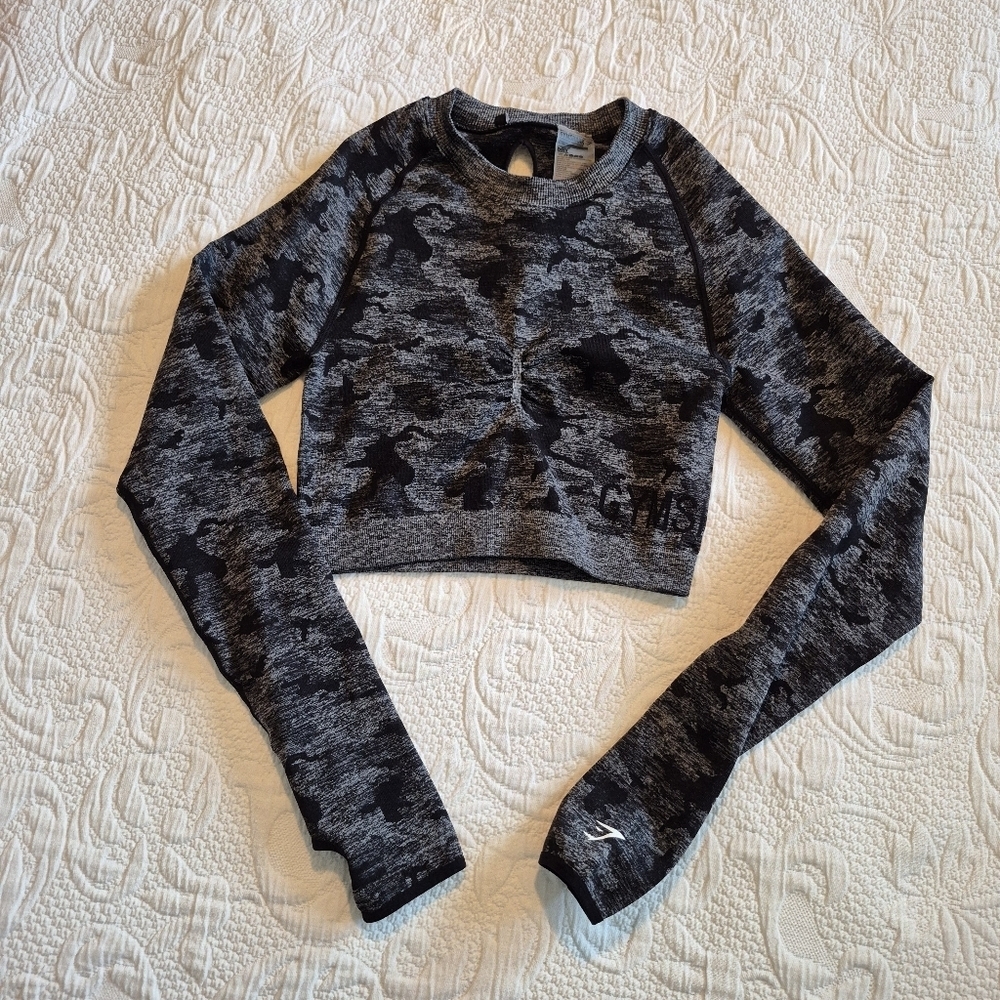 Gymshark women's size Medium long sleeve cropped tear drop open back shirt EUC